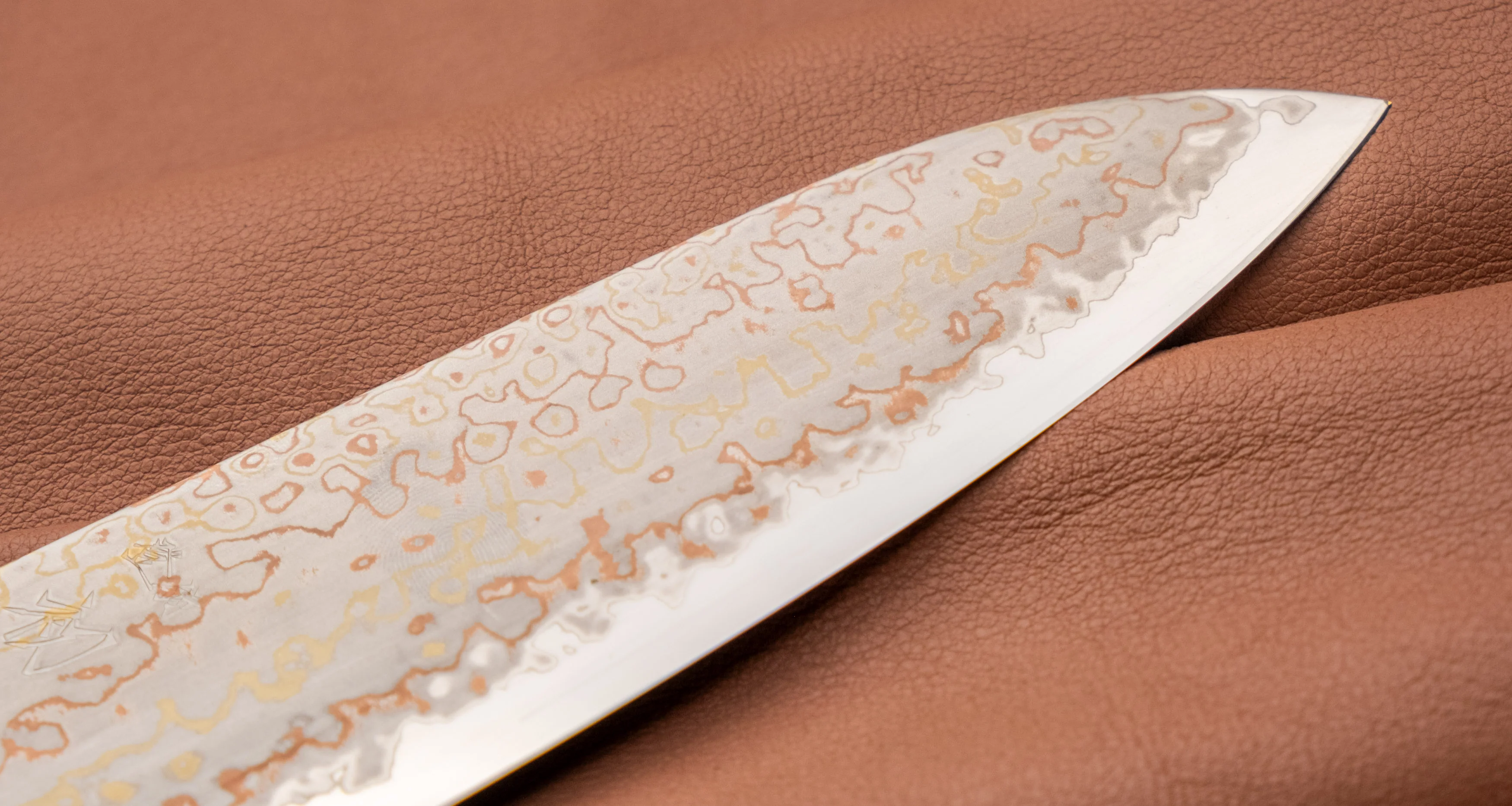 Hayabusa Santoku Aogami #2 Rainbow Damascus 180mm (7.1") - Image 5